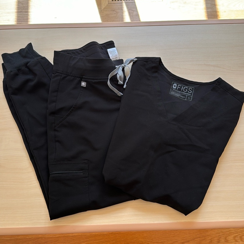 FIGS Casma 3-pocket scrub top and Zamora jogger in black 🖤